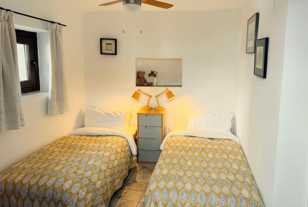 Almond Hill House Villa ออร์กิวา ภายนอก รูปภาพ